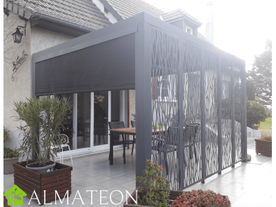 Pergola bioclimatique de 10,80 m2 en ALUMINIUM avec panneaux moucharabieh pour coté de 3,60 m et rideau manuel pour côté d